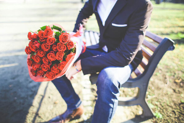 A Gentleman with roses is waiting me :)